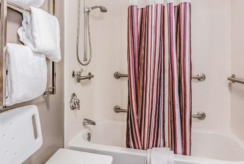 La Quinta Inn & Suites by Wyndham Las Vegas Summerlin Tech image 21