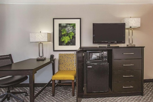 La Quinta Inn & Suites by Wyndham Las Vegas Summerlin Tech image 6